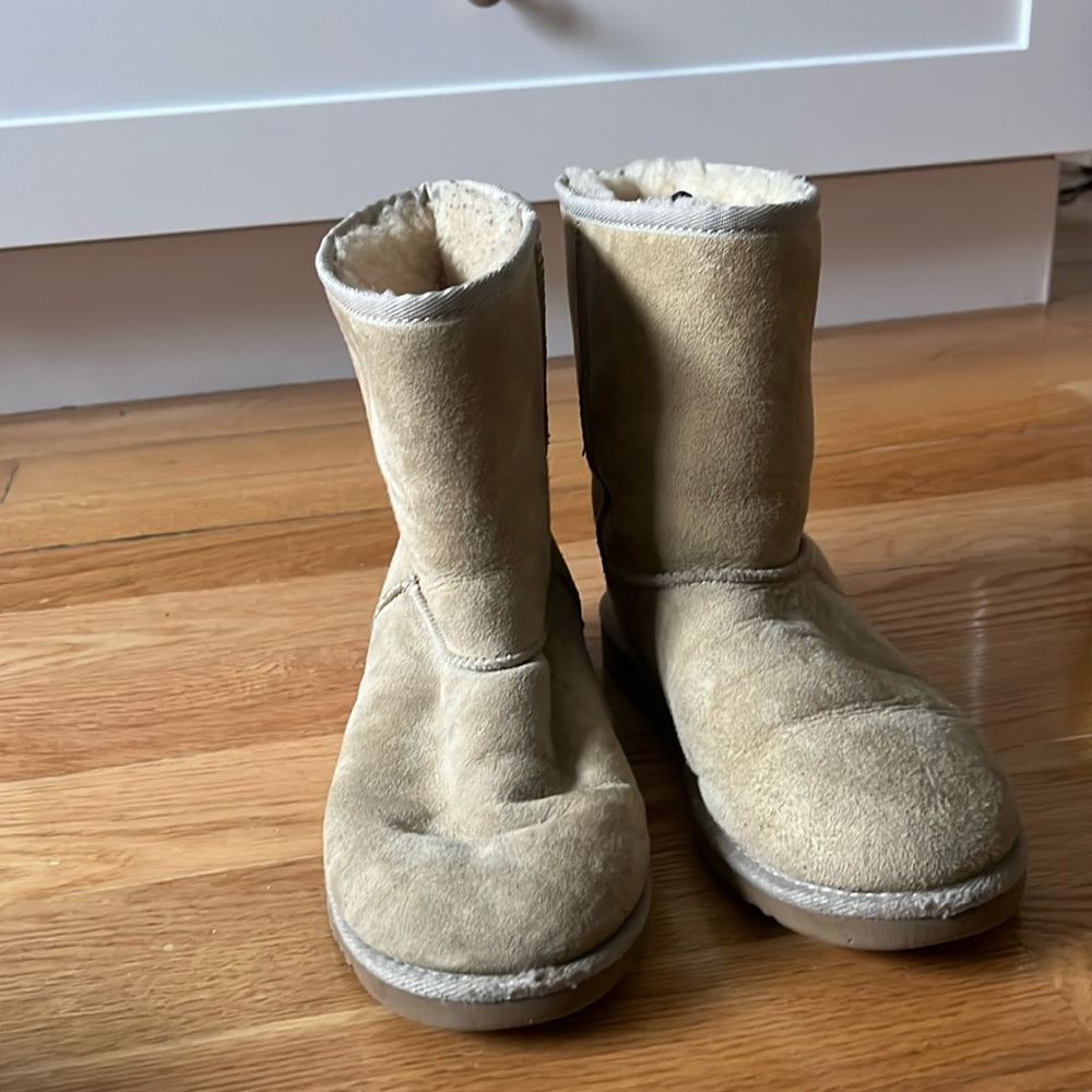 UGGS- vintage short Uggs (sand)